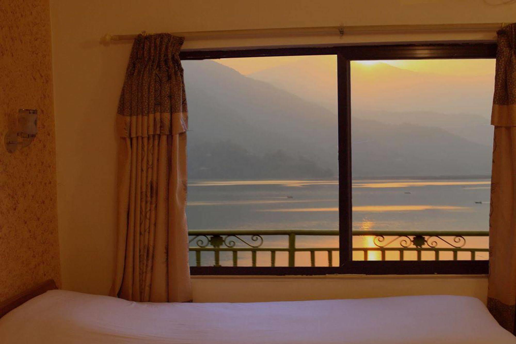 Golden Gate Hotel Ποκάρα Εξωτερικό φωτογραφία